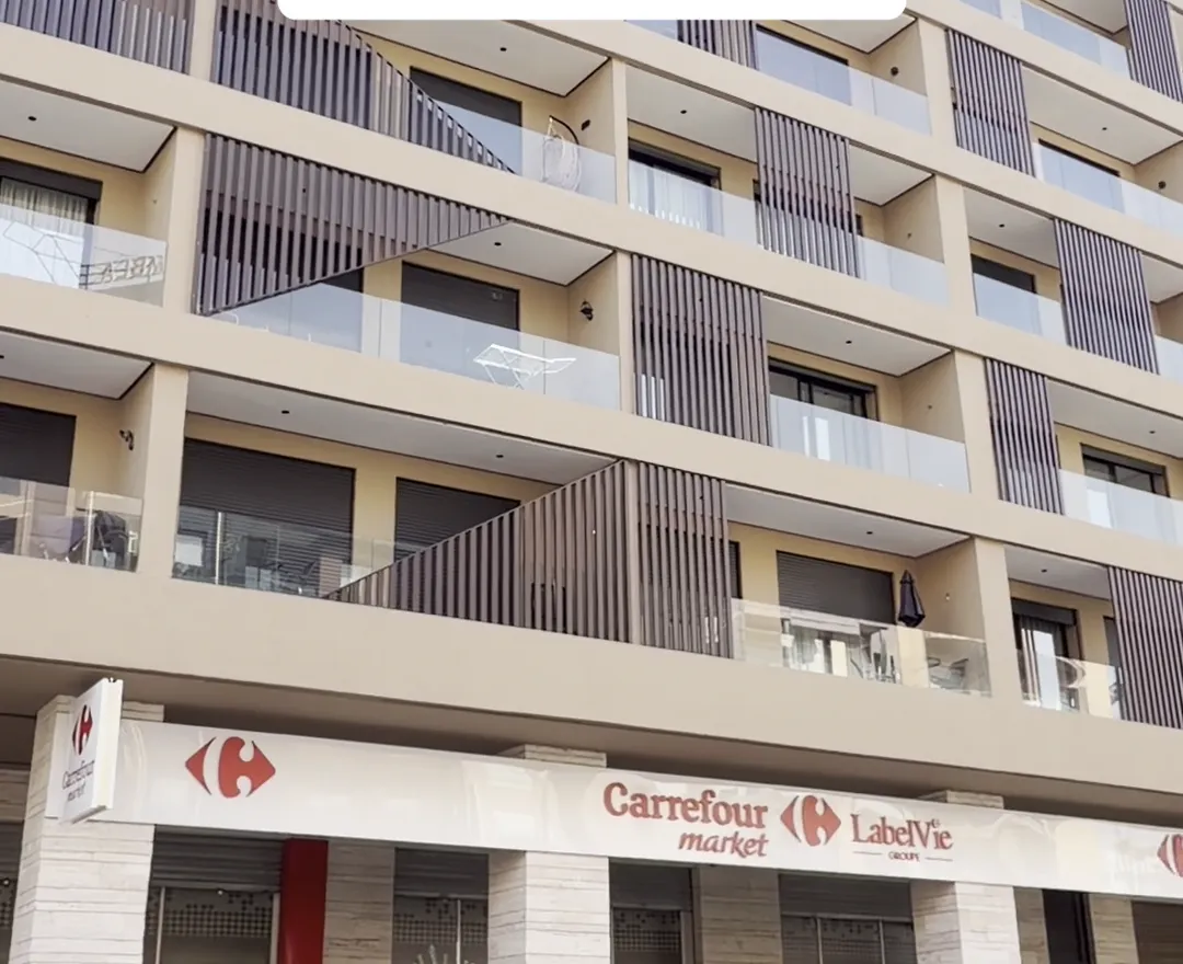 Résidence route de Casablanca avec Carrefour Market au pied