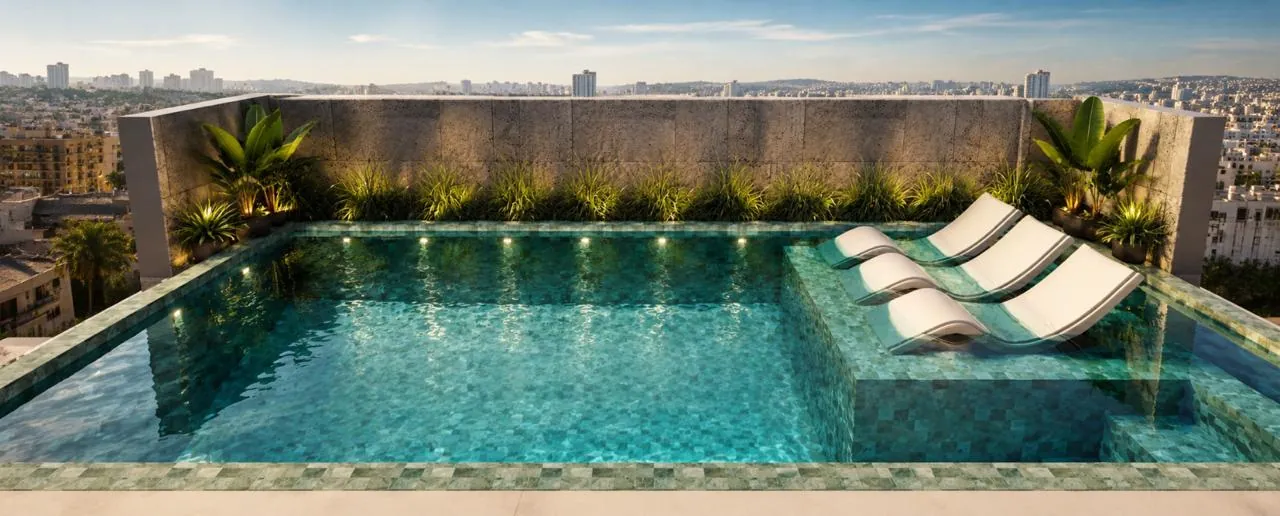 Piscine à débordement sur le toit d'une résidence